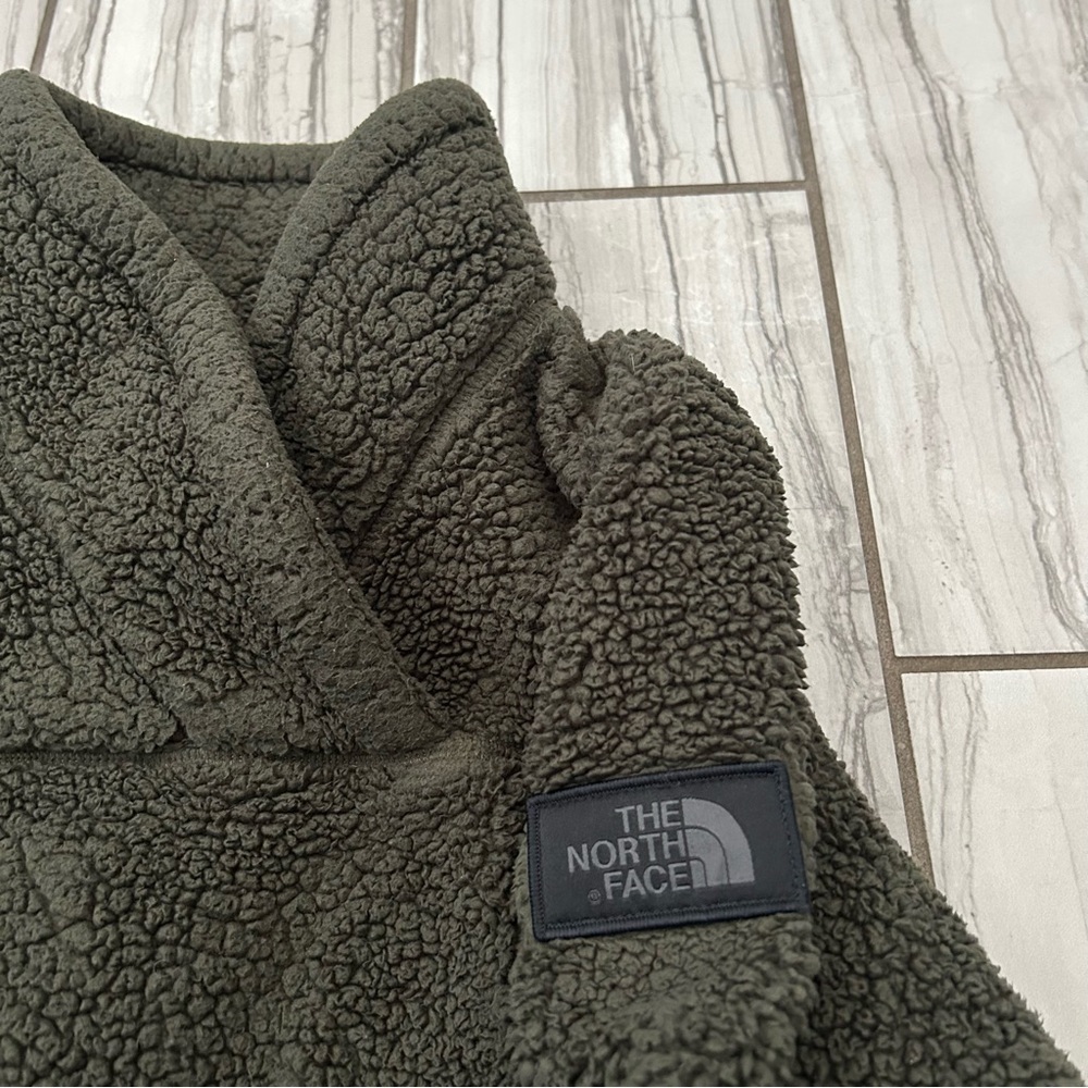 The The North Face polyester sweater. GUC - Picture 2 of 5
